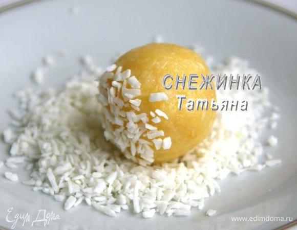 Катаем шарик между ладошками для того, чтобы он получился ровный.  Оставшуюся кокосовую стружку насыпаем в тарелку. Готовые шарики обваливаем в кокосовой стружке.