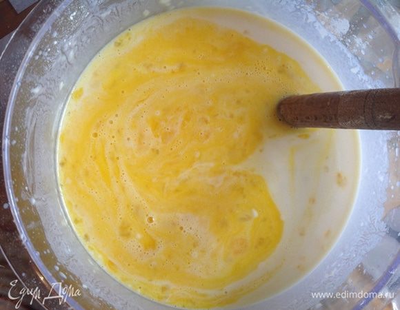 Перемешивая посыпаем медленно муку, потом добавляем соду и яйца (взболтать в отдельной посуде). Все перемешиваем.
