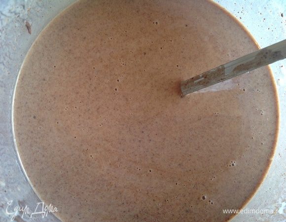 Растапливаем шоколад на водяной бане и добавляем в тесто. Перемешиваем.