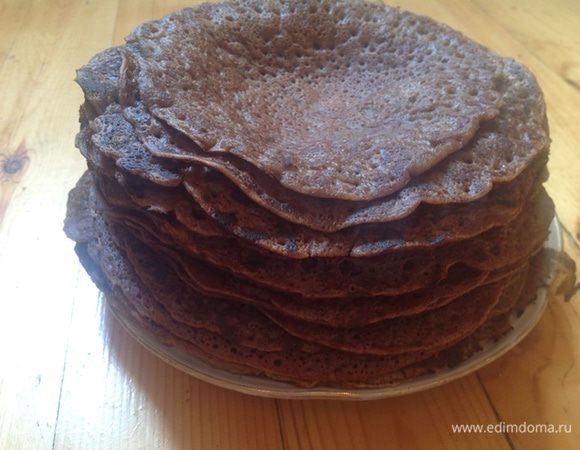 Вливаем блины в сковородку, толщиной 2-3 мм максимум. Из всего теста готовим блины.