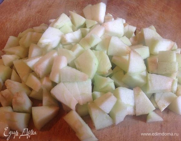 Чистим яблоки, и нарезаем кубиками.