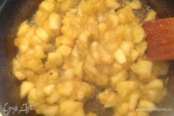 Тремя столовыми ложками посыпаем сковороду и ставим на огонь, как сахар начнет плавиться добавляем яблоки. Добавляем цедру и сок 1/4 лимона. Яблоки жарим 5-7 минут на среднем огне.