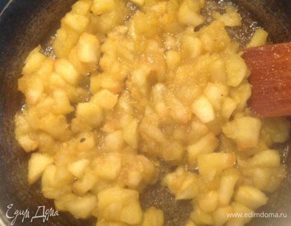 Тремя столовыми ложками посыпаем сковороду и ставим на огонь, как сахар начнет плавиться добавляем яблоки. Добавляем цедру и сок 1/4 лимона. Яблоки жарим 5-7 минут на среднем огне. 