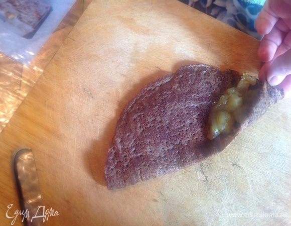 Блины складываем вдвое, с краю кладем яблочную начинку 2 ч. л. и заворачиваем в рулетик. Сверху у нас получится как роза, так же заворачиваем остальные блины.