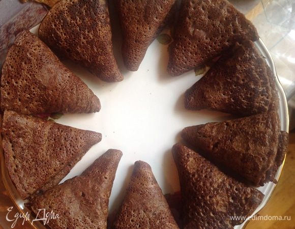 Кладем блинные розы в круг, острыми концами во внутрь.