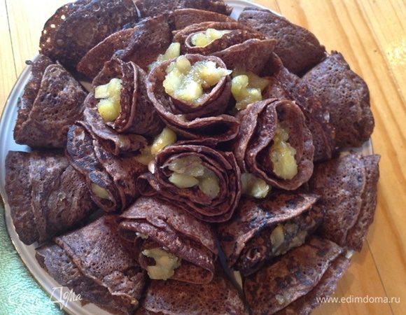 Все проемы между блинами закрываем яблочной начинкой. Делаем еще слой и у нас получится букет.