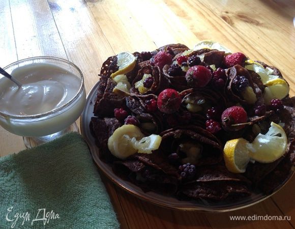 Поливаем 1/4 частью лимонного сока и украшаем наш букет лимонными кольцами, ежевикой и клубникой. Подаем наш букет из шоколадно-блинных  роз с творожным йогуртом.