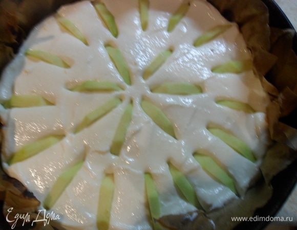 Выложить начинку на корж и вдавливаем яблоки торцом, хотя это не важно как выложить яблоки.