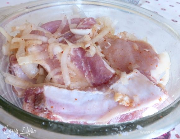 Солим корейку на кости (свинина), перчим черным молотым перцем, обильно пересыпаем порезанным полукольцами репчатым луком. Оставляем мариноваться на 5 часов.