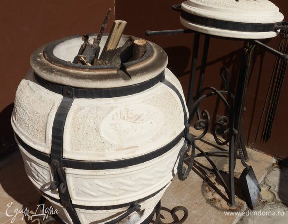 А вот и наш красавец тандыр уже начиненный дровами, в основном из дерева вишни.