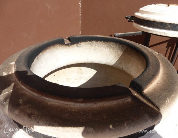 Необходимо, чтобы дрова прогорели полностью и тогда в тандыре образуется определенная температура. Когда дрова горят, тандыр внутри черный от копоти, а когда они полностью сгорают, тандыр становится внутри беленький, как на этом фото