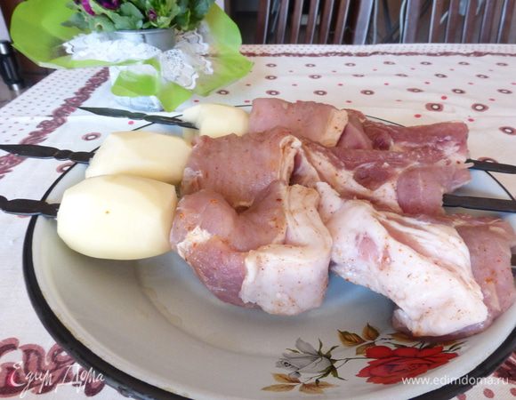 Пока дрова прогорают, нанизываем на шампуры сначала очищенную картофелину, а затем куски мяса. Проявив заботу о наших с подругой фигурах, муж решил, что по одной картошке будет достаточно. Если бы вы видели эту картошку, покрытую румяной корочкой благодаря мясному соку, который стекая сделал свое благородное дело. Вы бы расстроились так же как и я, потому что одной картофелины было явно не достаточно, несмотря на то, что основной упор в качестве гарнира делался на свежие овощи и всевозможные соленья.