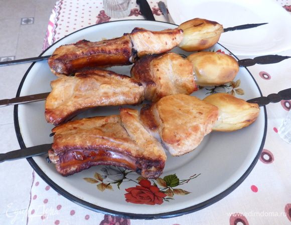 20 минут и сочный, мягкий, ароматный шашлык готов! Не надо ничего переворачивать, сбрызгивать водой и т.д. Мы это время провели за приятной беседой, балуя себя аперитивом. Да здравствует тандыр! Ну и дай бог здоровья моему мужу.