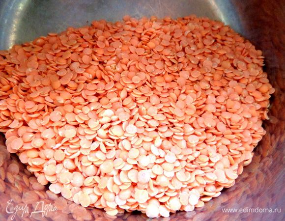 Чечевицу промываем и даём стечь через сито. Люблю красную чечевицу за её бархатную структуру и быстроту в приготовлении.