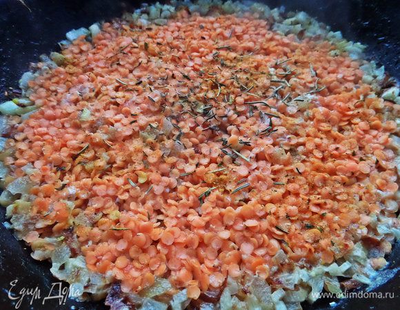 Добавим приправы (вместо свежих использовала сухие).