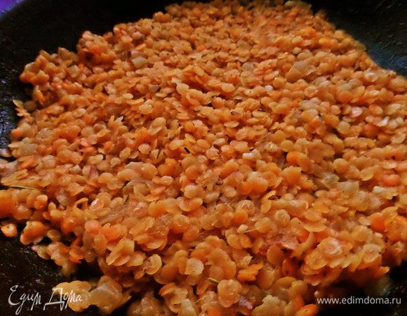 Подливаем горячую воду и тушим до готовности чечевицы. Моя чечевица "взяла" 300 мл воды. В конце влить пару ложек оливкового масла.