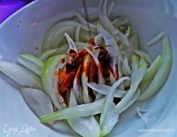 Отдельно маринуем несколько минут длинные ломтики лука в уксусе винном или бальзамическом.