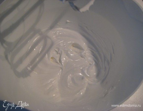 Бисквит: 
В чаше миксера взбить белки с 35 грамм сахара до мягких пиков.