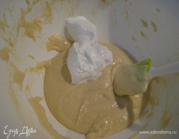 В другой чаше смешать яйца, миндальную муку, сахар, ванилин, муку. Взбить до пышности и побеления массы, влить растопленное сливочное масло, перемешать. В два захода ввести взбитые белки в мучную массу, аккуратно перемешать лопаткой. 