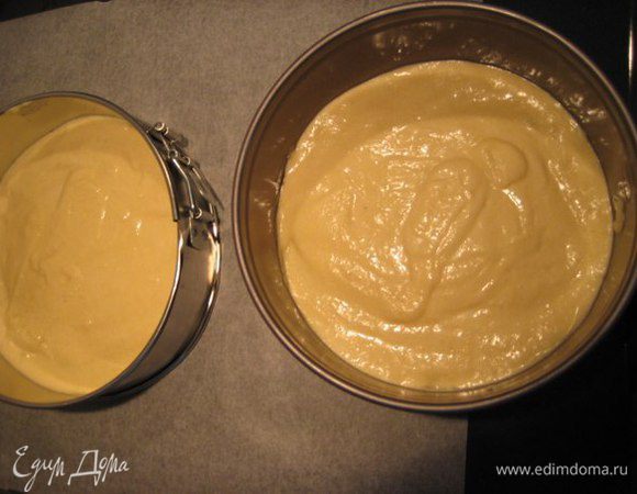 Распределить по 2 формам d=18 см, выпекать 15-20 минут при температуре 170°С с конвекцией, готовые коржи остудить. Один оставить в кольце.
У меня торт получился очень высокий, при желании можно взять формы с диаметром 20 см.