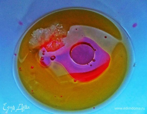 Делаем заправку: смешиваем мёд, оливковое масло (у Юлии ореховое) и выдавленный гранатовый сок.