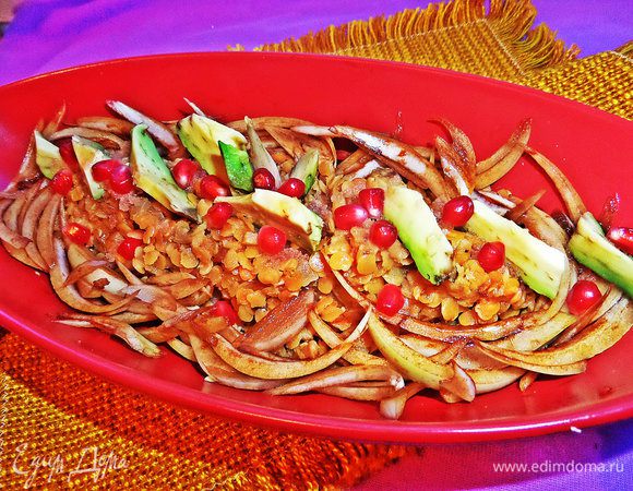 Собираем наше блюдо! Юлия рекомендует подать на листьях цикория. Чечевицу выкладываем первой, потом маринованный лук, ломтики авокадо.