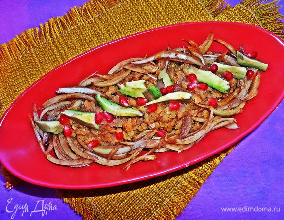 Поливаем заправкой и украшаем гранатовыми зёрнами.