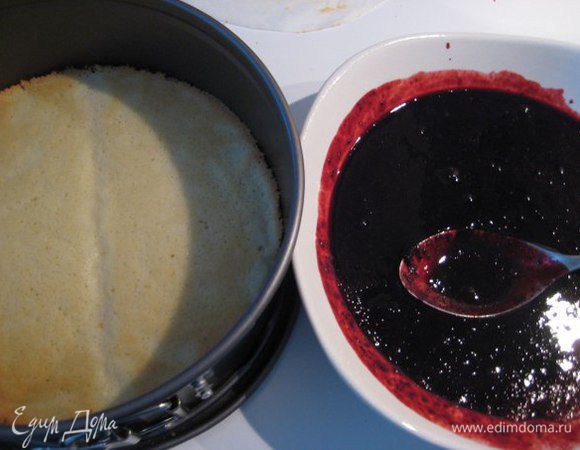 Черничное желе: 
Желатин замочить, дать набухнуть. В ингредиентах указала чернику, потому что нет возможности выбрать черничное пюре, использовала пюре. 
Половину черничного пюре нагреть почти до кипения и добавить отжатый желатин, размешать и ввести остальное пюре. Вылить массу на один бисквит (который оставляли в форме), убрать в морозилку.