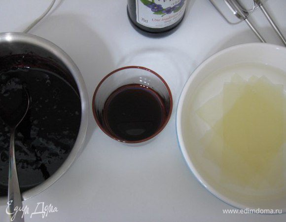 Черничный кремю с фиалкой:
Желатин замочить, дать набухнуть. 50 грамм черничного пюре смешать с фиалковым сиропом.