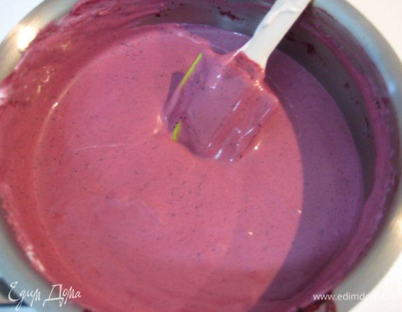 50 грамм черничного пюре нагреть с сахаром до полного его растворения, желатин отжать и добавить в массу, перемешать. Добавить остальное пюре с сиропом. Охладить до температуры 30-35°С.