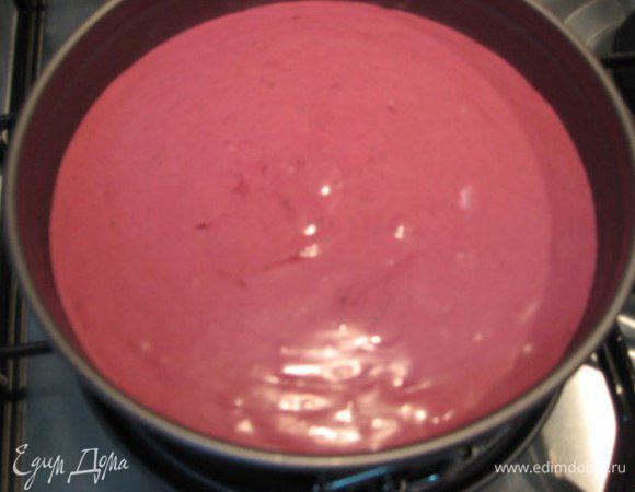 Добавить охлажденные полувзбитые сливки, перемешать лопаткой и вылить массу на замороженное желе, убрать в морозилку.