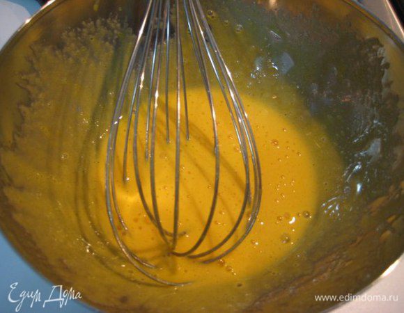 Фиалковый мусс:
Желтки растереть с сахаром. Довести почти до кипения 250 мл сливок и молоко, тонкой струйкой влить в желтки, мешая венчиком. 