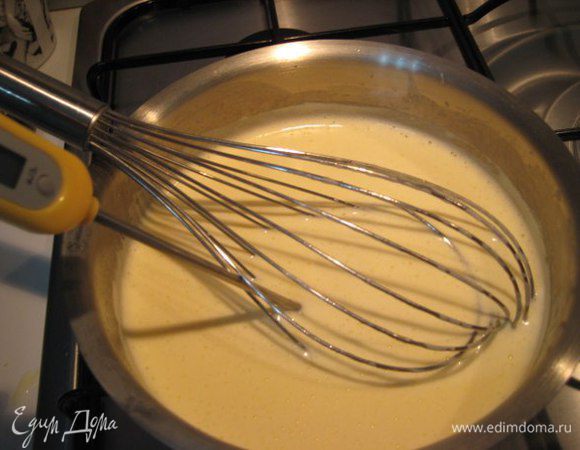 Вернуть обратно массу на огонь и варить до 83°С, снять с огня, добавить отжатый желатин, перемешать.
Вылить массу на шоколад. Дать постоять минут 5, чтобы шоколад растаял. Добавить сироп фиалки. Пробить массу погружным блендером. Охладить массу до 30°С. Добавить 150 грамм полувзбитых сливок, перемешать.