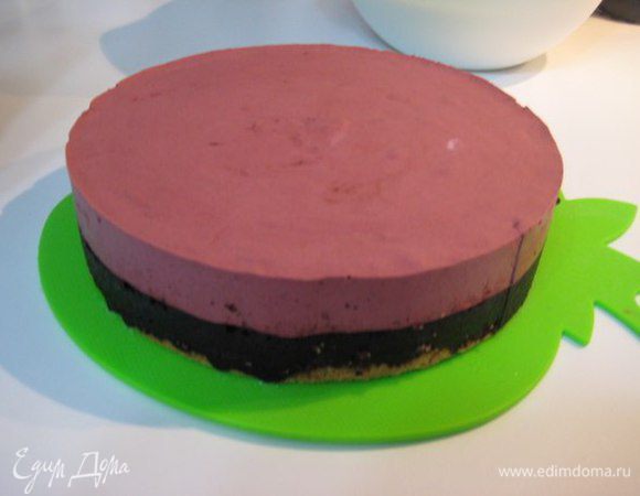 Сбор торта:
Дно и бока проложить ацетатной пленкой (у меня ее не было, к сожалению). Убрать форму в морозилку.
Достать. Вылить 1/3 фиалкового мусса и убрать на 10 минут в морозилку. Достать. Вынуть бисквит с кремю из другой формы и утопить его в муссе бисквитом вниз.