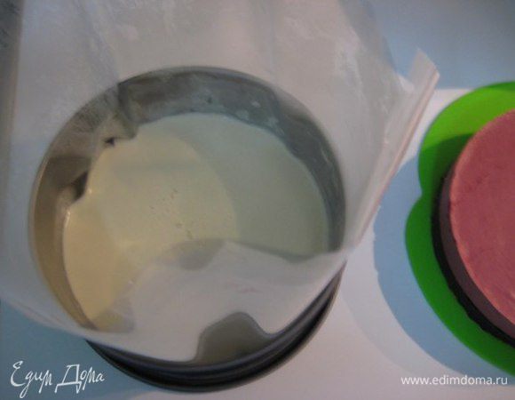 Залить остальным муссом. И немного утопить в нем второй бисквит. В дальнейшем это будет дно торта. Убрать торт в морозилку на сутки.