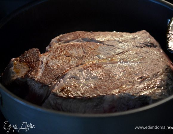 На сковороде или в кастрюле с толстым дном обжарить на растительном масле кусок говядины шейная часть с 2-ух сторон по 3 минуты сторона.