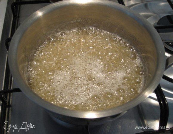 Зеркальная глазурь:
Довести до активного кипения воду, сахар и глюкозу (я использовала инвертный сироп).
Влить в чашу с белым шоколадом и сгущенкой, добавить отжатый желатин и фиолетовый краситель. Пробить блендером, процедить, накрыть пленкой в контакт.
Глазурь делается заранее. Рабочая температура глазури 30-35°С.