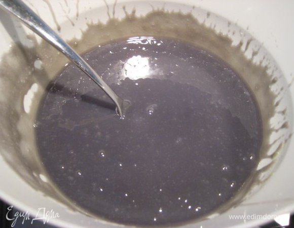 Вынуть торт из морозилки, снять кольцо и ацетатную пленку, перевернуть. Залить глазурью.