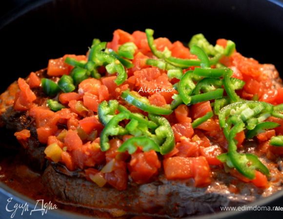 Добавить эту сухую смесь в говядину, затем бульон, закрыть крышкой и тушить 3-3,5 часа на медленном огне. Я добавляла в процессе бульон. Говядина будет мягкой и нежной.
