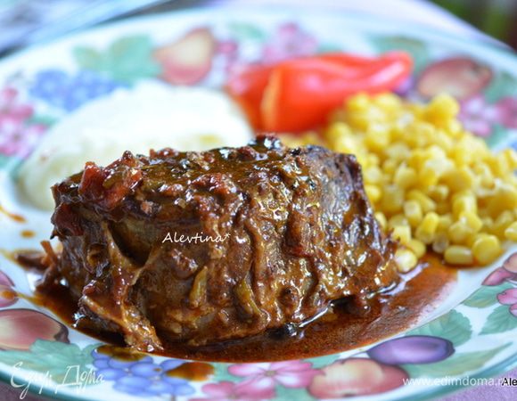 Смешать 2 ст. л. холодной воды с крахмалом. Вылить в бульон, дать слегка загустеть. Разрезаем на части или разделяем вилкой на крупные куски, подаем с соусом и готовым гарниром как сладкая кукуруза и сладкий перец порезанный на куски по желанию. Приятного аппетита.
