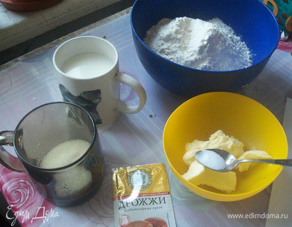 Подготовим ингредиенты для теста: молоко, дрожжи, сахар, кардамон, сливочное масло комнатной температуры, муку.
