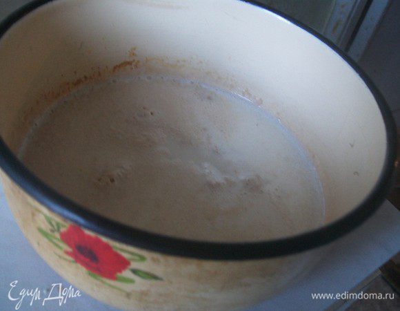 В тёплом молоке развести дрожжи. Добавить соль, сахар и кардамон.