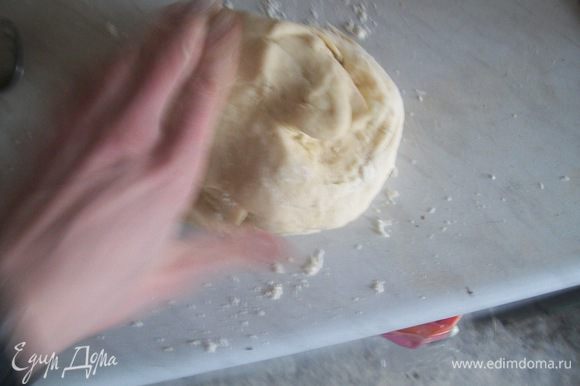 Муку просеять и частями добавить в тесто вместе со сливочным маслом. Тесто тщательно вымешивать до тех пор, пока оно не начнёт легко отставать от рук, затем поставить в тёплое место на час, чтобы оно поднялось.