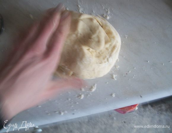 Муку просеять и частями добавить в тесто вместе со сливочным маслом. 
Тесто тщательно вымешивать до тех пор, пока оно не начнёт легко отставать от рук, затем поставить в тёплое место на час, чтобы оно поднялось.