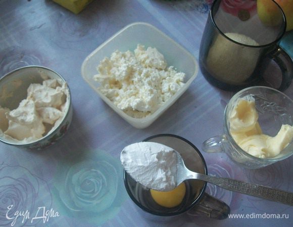 Для начинки нам понадобиться сливочное масло комнатной температуры, творог, сливочный сыр, сахар, ванилин (ещё лучше ваниль, ванильный сахар или эссенция) и крахмал.