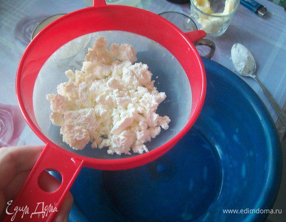 Для начинки сливочное масло комнатной температуры взбить с сахаром, яичными желтками, ванилином и крахмалом. Творог протереть через сито и добавить в яично-масляную смесь.