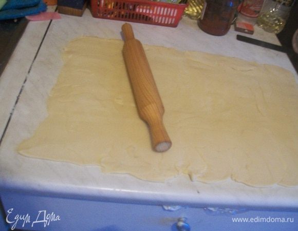 Тесто раскатать пластом (30х50 см), равномерно намазать на него начинку. Свернуть рулетом и нарезать его кольцами толщиной 1,5-2 см. Выложить улитки на застеленный пергаментом противень и дать им расстояться минут 15. После чего смазать взбитым яйцом и выпекать при температуре 200*С 20-30 минут до красивого золотистого цвета.