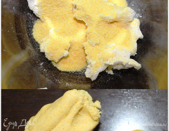 Тем временем приготовить сырные шарики. Поставить на огонь кастрюлю с водой. Плавленный сырок (100 г) размять и добавить к нему 2 ст. л. с горкой кукурузной муки. Замесить тесто и скатать из него шарики желаемого размера. Советую делать шарики поменьше, "на один зуб", так получится вкуснее (это я уже поняла в процессе дегустации).