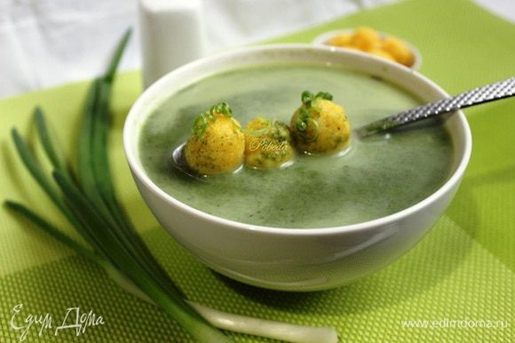 Разлить суп по тарелкам, разложить сырные шарики и подавать, присыпав зеленью по вкусу. Приятного аппетита и весеннего настроения!!!