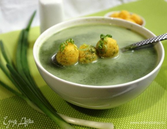 Разлить суп по тарелкам, разложить сырные шарики и подавать, присыпав зеленью по вкусу. Приятного аппетита и весеннего настроения!!!